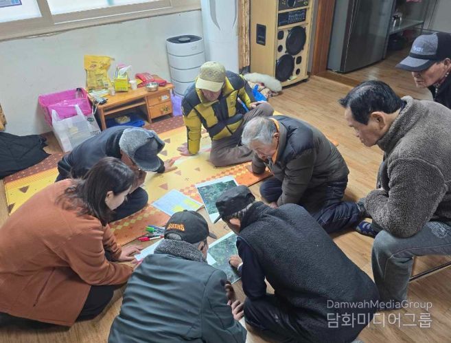 행복민원과 직원이 정산면 주민들을 대상으로 지명에 대한 의견을 수렴하고 있다.