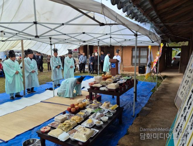 지난 4일, 상무사 회원들이 원홍주등육군상무사 한식 속절제를 봉행하고 있다.