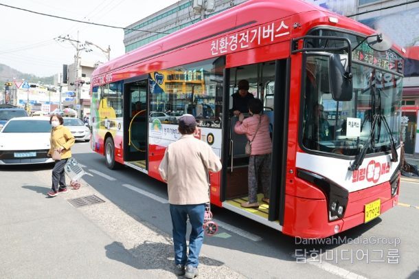 주민들이 의령빵빵버스에 탑승하고 있다.