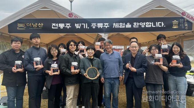 유통지원과 직원들은 지난 6일 6차산업에 대한 이해를 높이기 위해 영주탁주양조장서 막걸리 체험을 진행했다