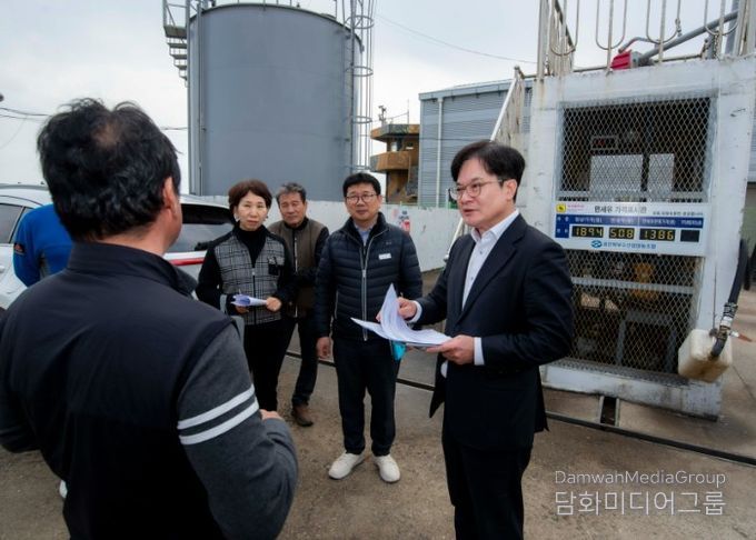 김병수 김포시장이 최근 불안정한 중동 정세 장기화로 인한 글로벌 공급망 위기에 선제적 대응으로 6일 대명항 어선 유류 공급장, 신김포농협 영농자재지원센터, 종량제봉투 공급처 등을 찾아 현장행정을 실시했다.