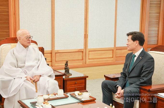 안병구 밀양시장이 조계종을 방문해 사명대사 선양사업에 논의하고 있다.