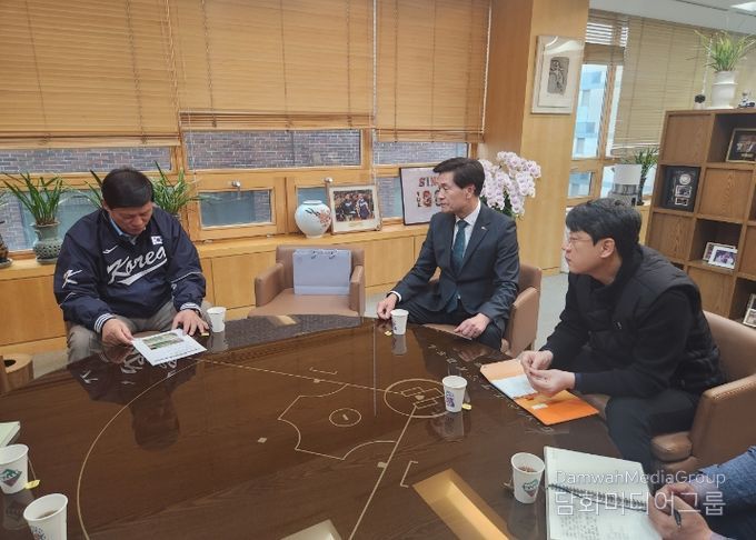 - 안병구 밀양시장과 허구연 한국야구위원회(KBO) 총재가 프로야구 2군 경기 유치를 위한 인프라 개선 방안에 대해 논의를 하고 있다.