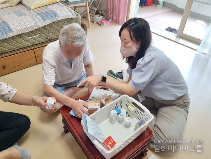 관악구 방문 약료 사업을 통해 다제약물 복용 어르신을 복약 지도하는 약사
