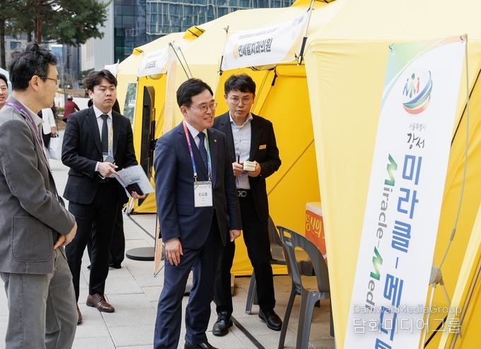 진교훈 강서구청장이 홍보부스를 방문해 격려 중인 모습