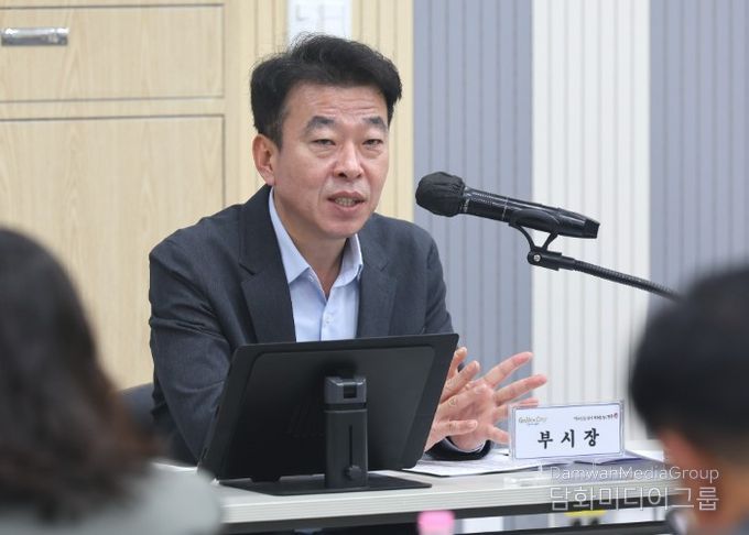 최혁준 경주시장 권한대행이 8일 시청 대회의실에서 열린 ‘4월 읍면동장 회의’를 주재하며 발언하고 있다.