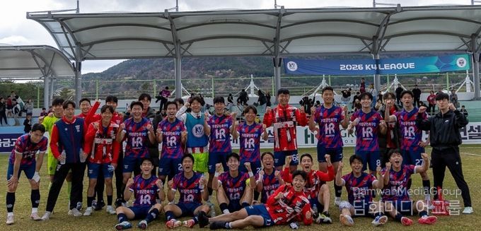 기장군민축구단이 시즌 첫 승을 거두고 기념촬영을 하고 있다.