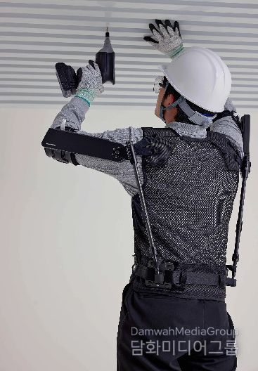 용형 보조장비 착용 모습