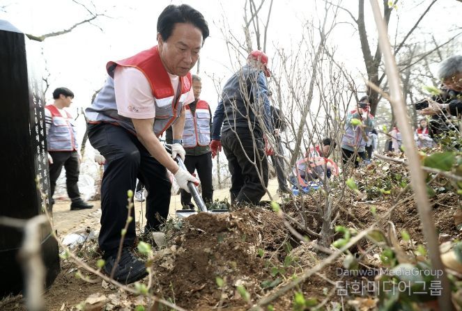 이성헌 서대문구청장이 안산(鞍山) 봉수대 철쭉동산 조성을 위해 나무를 심고 있다.