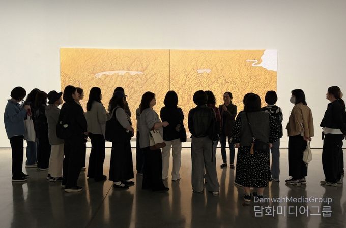 참가자들이 대구미술관에서 ‘서화무진 특별전’을 관람하며 전문 안내원의 해설을 듣고 있다.
