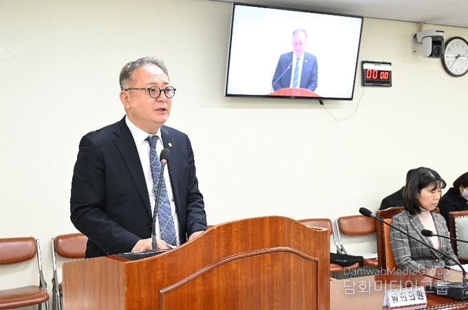 조례안 심사 중 정규헌 의원.