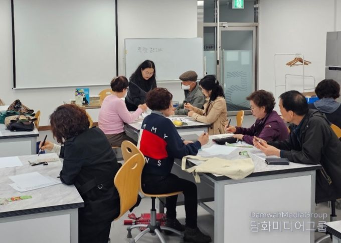 동구노인종합복지관 이용자들이 9일 복지관 강의실에서 광주중앙도서관이 운영하는 독서 연계 프로그램 ‘책 담는 캘리그라피’ 수업에 참여하고 있다 /광주시교육청 제공