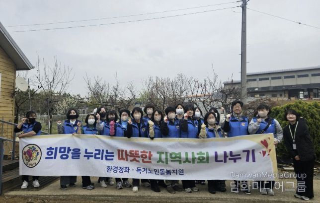 희망누리봉사단원들이 둔포면 독거어르신 가정을 방문해 주거환경 개선 봉사활동을 펼치고 있다.ㅍ