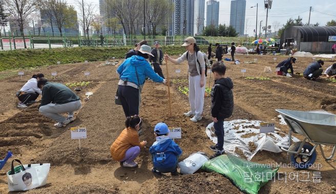 지난 4일 개장한 ‘성동 무지개텃밭’에서 전문가 지도와 함께 경작 활동하고 있는 주민들 모습