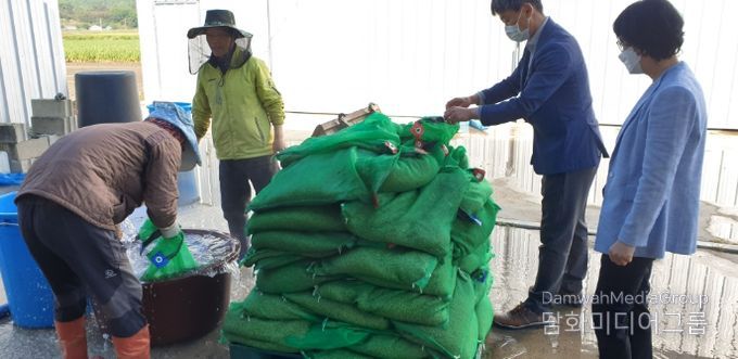 강진군 농업기술센터 관계자들이 볍씨 파종현장에서 농가를 지도하고 있다