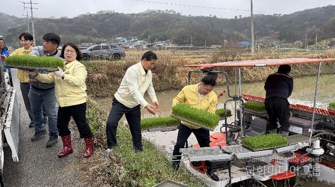 모내기 현장 사진(순창군의회).