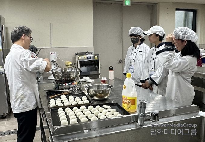 직무훈련 과정에 참여한 학생들이 10일 전남발달장애인직업체험관에서 직무 체험을 하고 있다