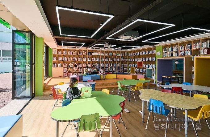 밀주초 내외부 개방형 도서관에서 자유로운 휴식, 독서 모습