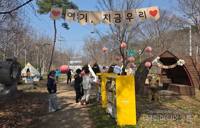 지난 11일 화천 어린이 도서관과 사내 도서관에서 열린 주말 프로그램에서 어린이들과 가족들이 즐거운 시간을 보내고 있다