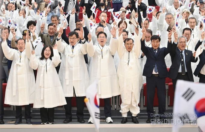 ‘오직, 한없이 아름다운 나라’를 향한 염원 되새기며