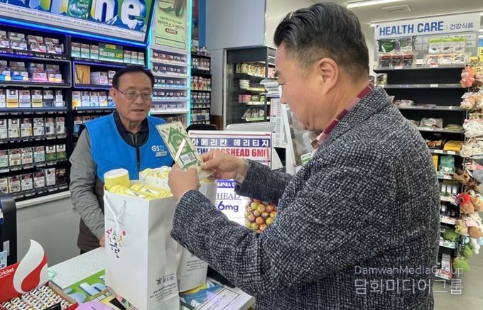 학교밖청소년지원센터는 편의점과 약국에 고립·은둔 청소년 지원사업 관련 사업 안내문과 홍보 물품을 배부하고 있다.