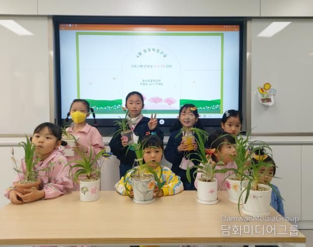 울산 지역 유아들이 11일 들꽃학습원에서 '들꽃 체험 교실'의 하나로 반려식물 화분만들기를 하고 기념사진을 찍고있다