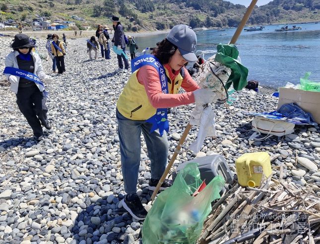 지난 8일 남면 안도 일원에서 여수시 섬배울학교 수강생 및 평생학습동아리 회원들과 함께 ‘내가 먼저 스마일, 반기는 섬’ 실천운동을 추진했다.