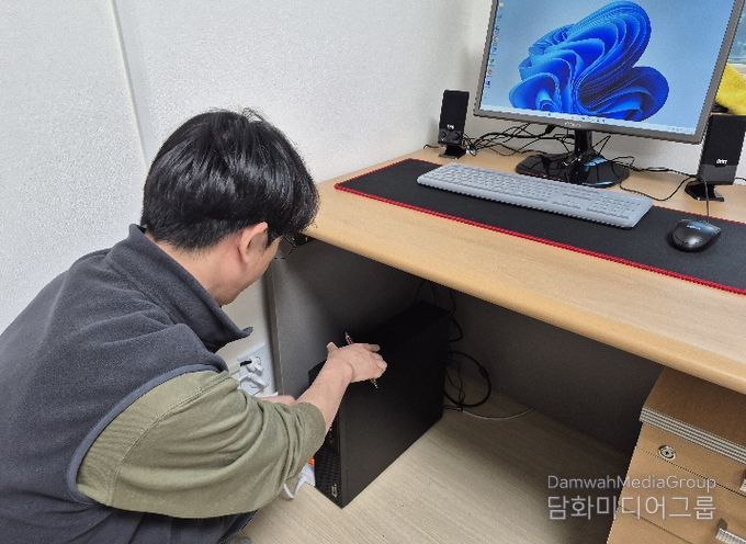 정보취약계층 가정에 사랑의 PC를 설치하고 초기 설정을 지원하고 있다