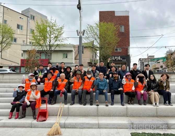 포항시는 지난 10일 생태하천과, 중앙동행정복지센터 직원 및 기간제 근로자 등이 참석한 가운데 봄맞이 초화류 식재 행사를 실시했다