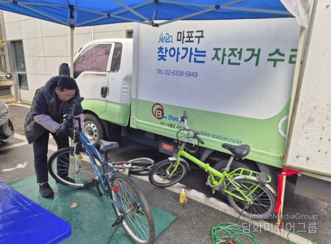 마포구 ‘찾아가는 자전거 수리센터’에서 자전거를 수리하고 있다.