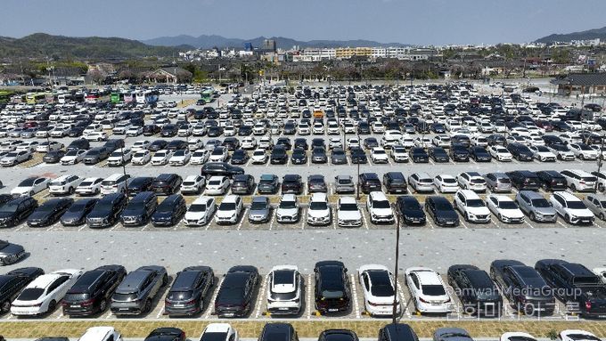 지난 12일 경주 황리단길 공영주차장이 관광객 차량으로 대부분 만차를 이루고 있다.