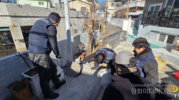 보건소 직원들이 유충 방제 작업을 하고 있다.