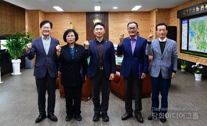 위촉장 수여식 기념사진(왼쪽부터 이정화 교수, 윤앵랑 의원, 이남오 의장, 채대섭(前 공무원), 윤영선(前 공무원))