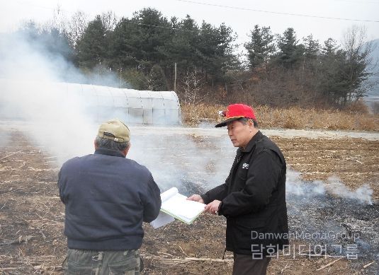 산불감시원이 소각행위를 단속하고 있다