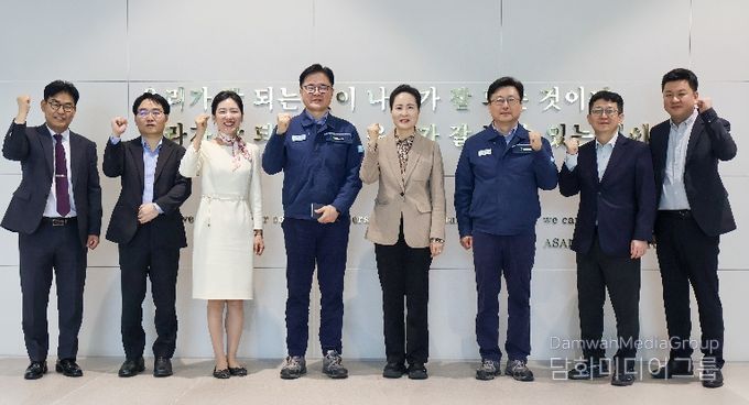 이진희 관세청 통관국장(오른쪽 네번째)이 14일 HD현대오일뱅크 대산공장을 방문하여 현장 애로사항을 직접 청취한 뒤 업체 관계자들과 기념 촬영하고 있다
<p> </p>
<p>