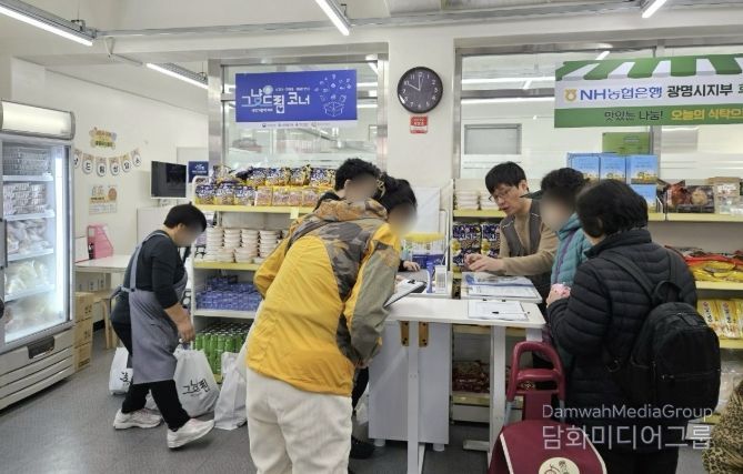 광명푸드뱅크마켓센터 내 '그냥드림' 코너에서 식료품 꾸러미를 배부하고 있다.