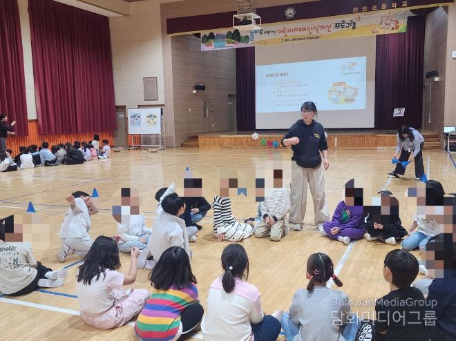 1. 천안시 치매안심센터가 15일 천안초등학교에서 치매인식 개선 프로그램을 운영하고 있다.