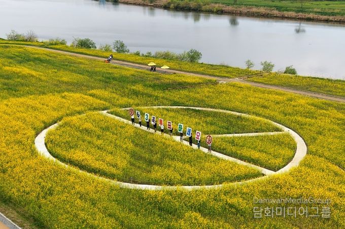 나주시가 전라남도 선거관리위원회와 협업해 영산강 유채꽃 단지에 ‘기표용구’ 형태의 이색 포토존을 조성했다.(사진 제공-나주시)