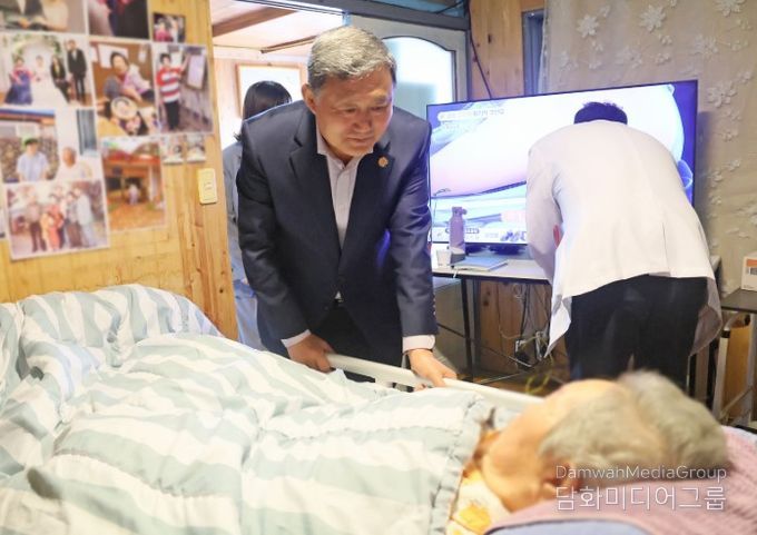 재택의료센터 대상가구를 방문한 김완근 시장