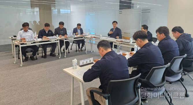 서산시시설관리공단 임직원들이 부패 요인의 선제적 관리를 위한 ISO 37001 도입 방안을 경청하고 있다