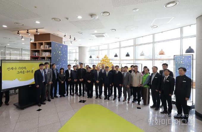 천창수 교육감과 부서장, 노동조합 대표들이 15일 울산교육청 책마루에서 열린 '세월호 참사 12주기 추모 행사'에 참석해 기념사진을 찍고있다