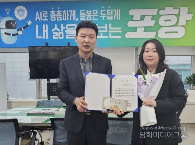 지난 14일, 김신 복지국장이 3월 민원처리 단축 마일리지제 우수공무원으로 선정된 백미경 주무관에게 시상하고 있다.