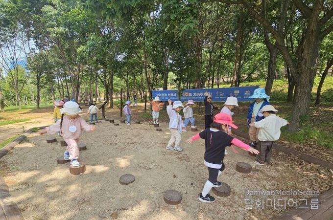 아이들이 빛가람호수공원 유아숲체험원에서 교육 활동에 참여하고 있다.