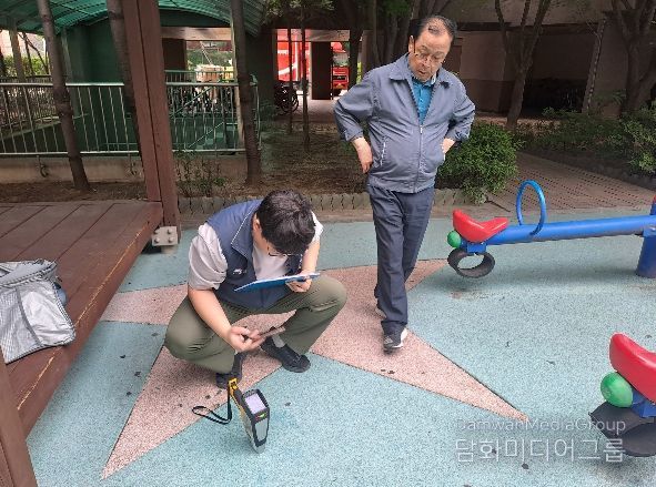 도봉구 직원이 지역 내 한 어린이놀이터를 대상으로 환경안전 점검을 하고 있다.
