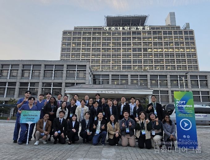 프로그램 참가자들이 아주대학교에서 기념 촬영을 하고 있다.