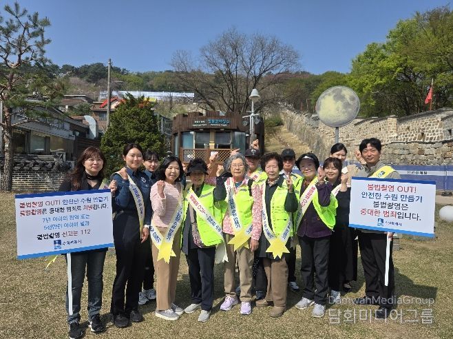 수원시, 팔달경찰서, 수원시니어클럽 관계자가 불법촬영 카메라 점검‧예방캠페인을 하고 기념사진을 촬영하고 있다.