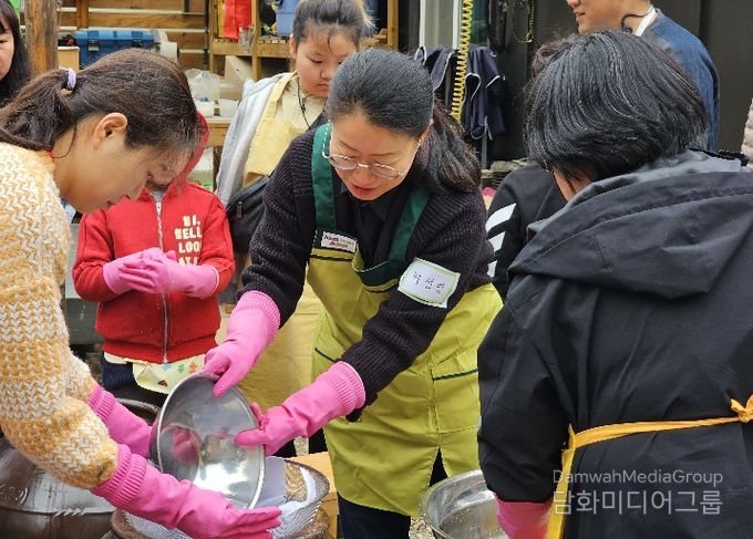 괴산서울농장 체험하는 모습