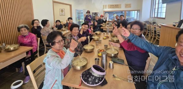 밀양시 부북면 소재 순이네칼국수에서 지역 어르신들이 칼국수를 드시며 담소를 나누고 있다.