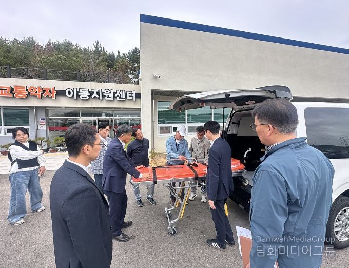 지난 14일 여수시 교통도로국장을 비롯한 여수시·순천시 관계 공무원들이 여수시 교통약자 이동지원센터에서 ‘와상장애인 콜택시’를 둘러보고 있다.