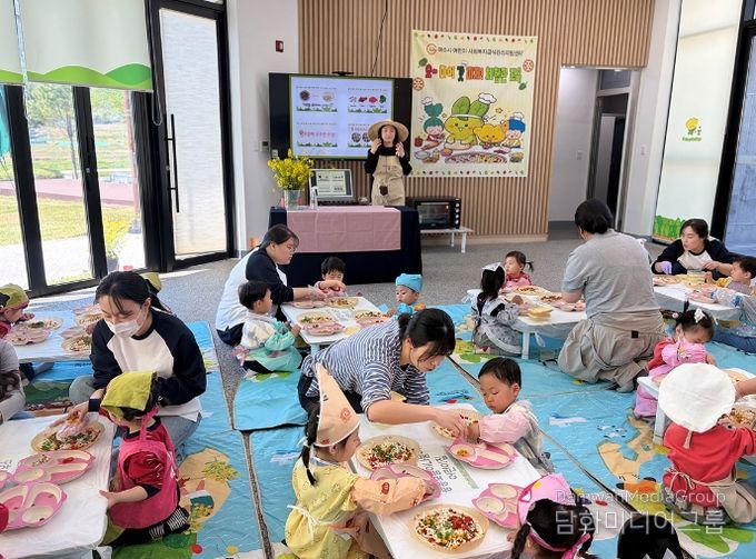 갓피자 만들기 체험프로그램을 진행 중이다.